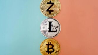 Los traders pueden abrir posiciones largas (comprar) si esperan que el precio suba, o cortas (vender) si esperan que baje